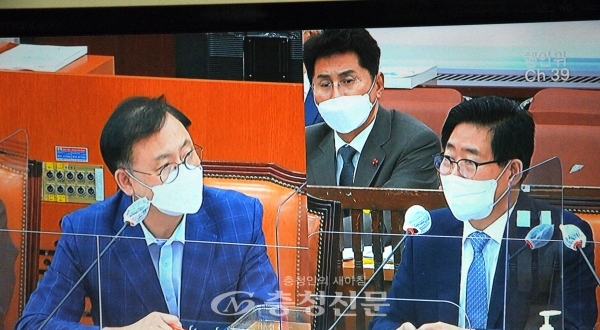 국회에서 12일 열린 충청남도 국정감사에서 이명수 의원이 양승조 지사에게 질의하는 모습 (사진=국회방송 촬영)