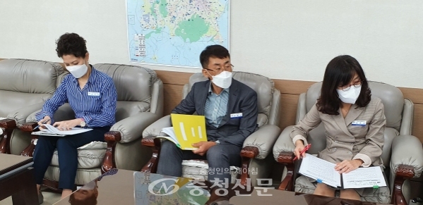 대전시교육청 박홍상 감사관(가운데)이 12일 기자실에서 부동산 거래 특별조사 결과를 발표하고 있다.(사진=이정화 기자)