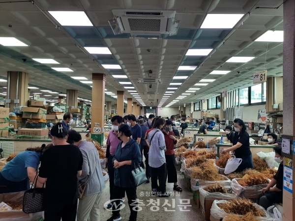 금산인삼 슈퍼위크 마지막 날인 지난 9일 고객들이 금산수삼센터를 방문해 인삼을 구매하고 있다. (사진=금산군 제공)