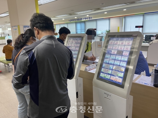 13일 시민들이 대전 고용복지플러스센터에사 실업급여를 신청하고 있다. (사진=한은혜 기자)