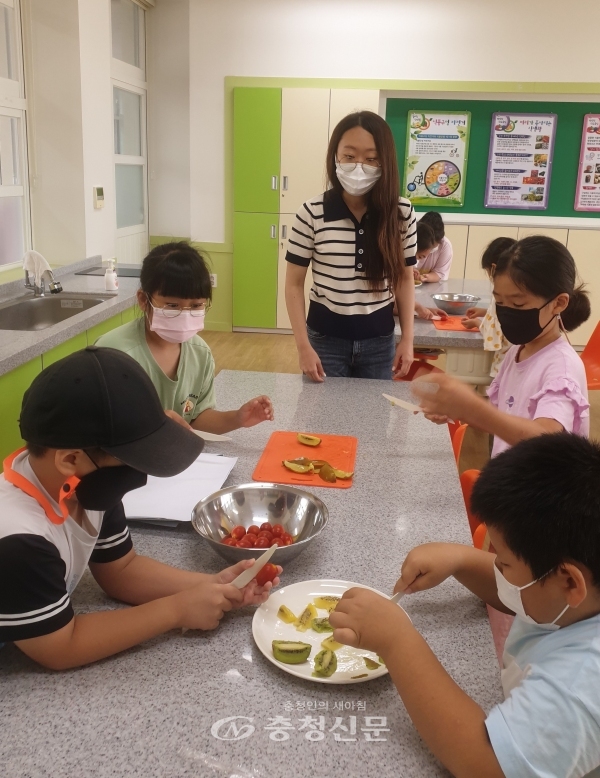 논산반월초등학교는 '지구를 지키는 작은 실천' 으로 지역 로컬푸드를 이용한 채식 급식의 날을 운영하고 있다.