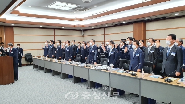 18일 대전 KAIST 본원에서 열린 국회 과학기술정보방송통신위원회 국정감사에 참석한 피감 기관장들이 증인 선서를 하고 있다.(사진=이정화 기자)