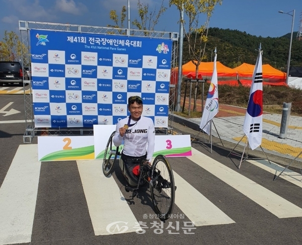 제41회 전국장애인체육대회 사이클 종목에 출전한 신의현 선수가 22일 금메달을 획득했다.(사진=세종시 제공)