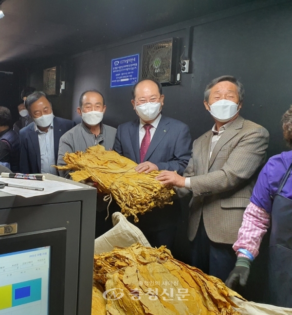 류한우 단양군수는 지난 21일 잎담배 수매현장을 방문해 지역 농가와 관계자들을 격려하고 있다. (사진=단양군 제공)