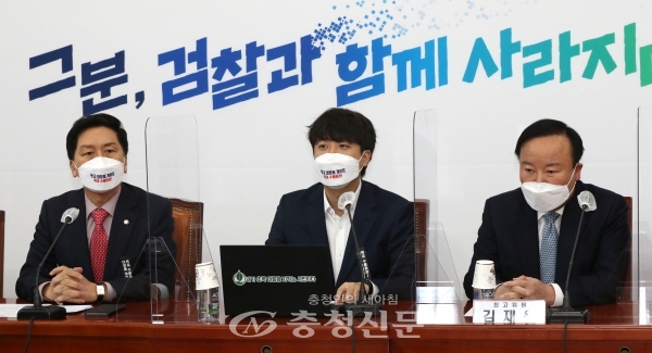 국민의힘 이준석 대표(가운데)가 25일 서울 여의도 국회에서 열린 최고위원회의에서 발언하고 있다.(사진=국회사진기자단)