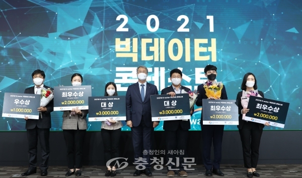 25일 박재현 한국수자원공사 사장(가운데)과 2021년 K-water 대국민 빅데이터 콘테스트 수상자들이 기념촬영을 하고 있다. (사진=한국수자원공사 제공)