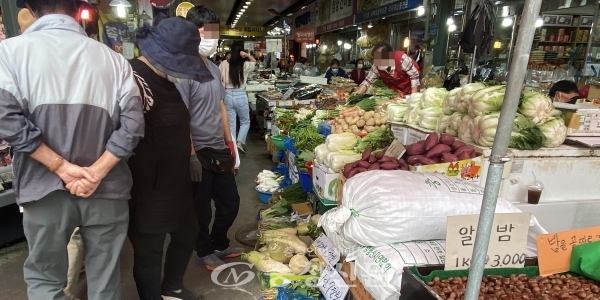 한 소비자가 대전 역전시장에서 야채를 둘러보고 있다. (사진=한은혜 기자)