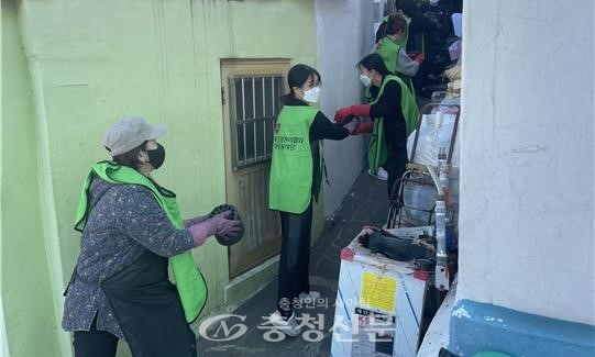 한국건강관리협회 대전충남지부는 지난 23일 연탄봉사활동에 참여했다.(사진=건협 대전충남지부 제공)