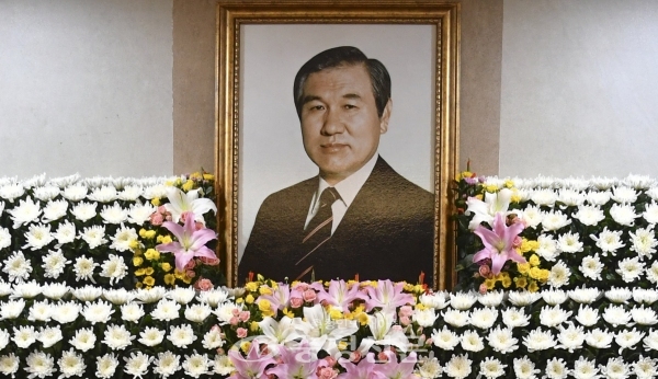 노태우 전 대통령이 향년 89세를 일기로 사망한 가운데 27일 빈소가 마련된 서울대병원 장례식장에서 조문이 시작되고 있다. (사진=공동취재단)