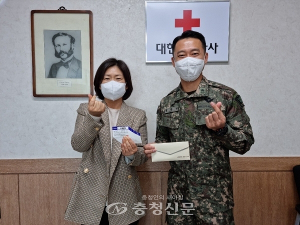지난 29일 김사성 헌혈자(오른쪽)가 헌혈증서와 기부금을 전달하기 위해 대전세종충남혈액원을 방문했다. (사진=대한적십자사 대전세종충남혈액원 제공)