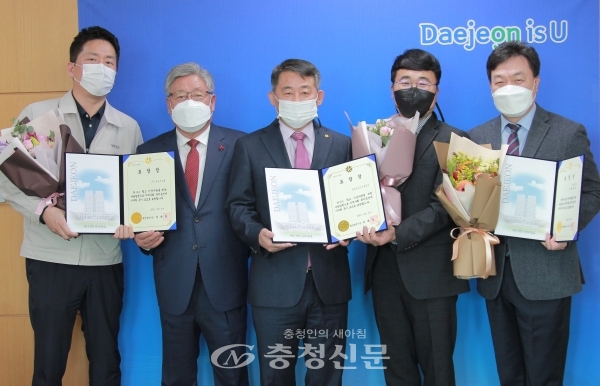 대전사회복지공동모금회는 지난 29일 시청에서 2021년 나눔실천 유공자 포상식을 진행했다. 왼쪽부터 홍원상 한온시스템 팀장, 강도묵 대전모금회 부회장. 서철모 대전시 부시장, 김대진 한국가스기술공사 부장 , 정광조 마실둔산점 대표 (사진=대전시 제공)