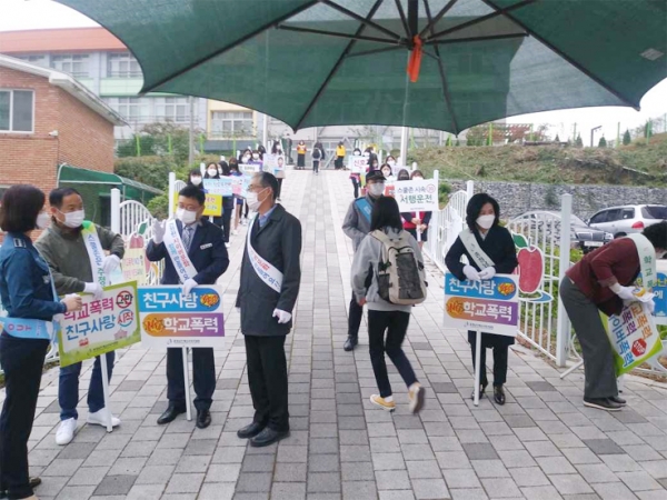 예산군이 지난 27일 예산여자중학교에서 학생 및 교직원을 대상으로 ‘안전한 학교 만들기 등굣길 캠페인’을 펼치고 있다.