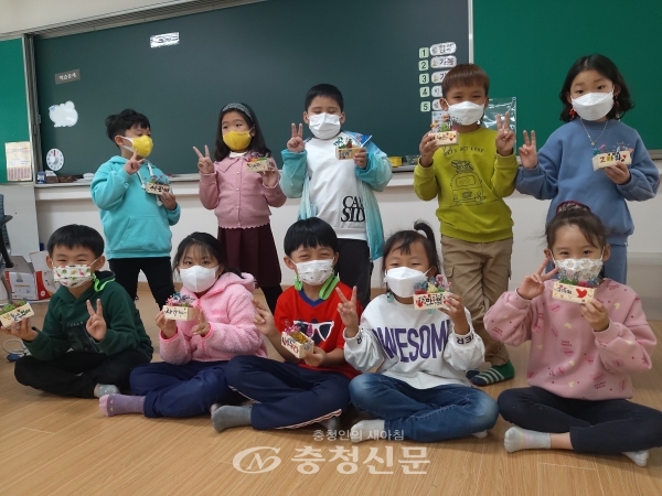 오목초등학교 1학년 학생들이 선생님과 함께 ‘위로와 응원의 말을 담은 천연 이끼화분 만들기 체험’ 작품을 선보이고 있다. (충남교육청 제공)