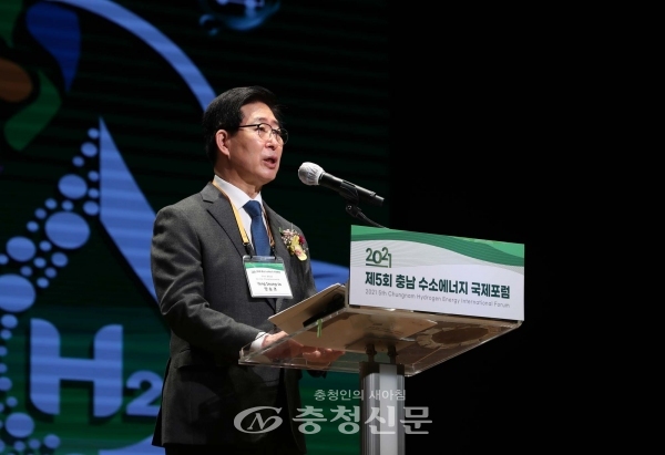 양승조 충남지사가 2일 예산 스플라스 리솜에서 열린 '2021 제5회 충남 수소에너지 국제포럼'에서 환영사를 통해 수소산업의 미래상을 밝히고 있다. (사진=충남도 제공)