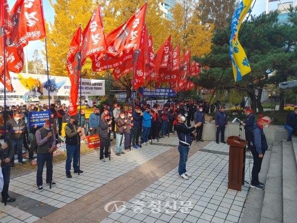 전국택시산업노동조합 대전지역본부 조합원들이 5일 대전시청 북문 앞에서 묵념을 하고 있다.(사진=김민정 기자)