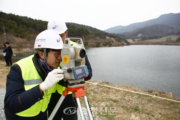 한국농어촌공사 관계자가 댐마루침하여부를 측량하고있다. (사진=한국농어촌공사 충남지역본부 제공)