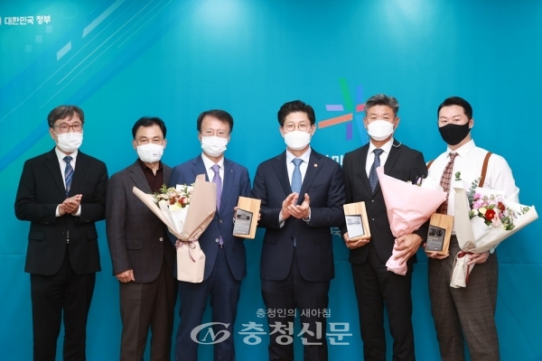 노형욱 국토교통부 장관이 12일 ‘이달의 한국판 뉴딜’ 선정자에게 감사패를 수여하고 격려했다.(사진=국토부 제공)