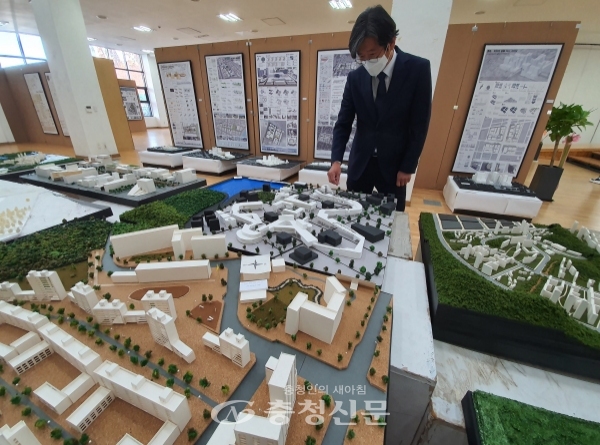 15일 목원대학교 건축도시교육지원센터 1층에서 최정우 도시공학과 학과장이 학생들의 도시계획 모형을 살펴보고 있다.(사진=목원대 제공)