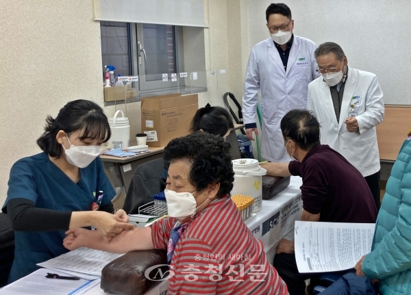 17일 서천군 고압송전선로 주변지역주민들이 건강영향조사를 받고 있다. (사진=순천향대천안병원 제공)