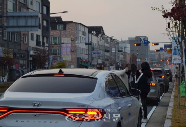 18일 대전시교육청 제27지구 제24시험장 도안고등학교 교문 근처에 늘어선 차량들.(사진=이정화 기자)