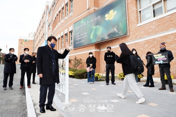 김병우 충북교육감은 18일 오전 서원고를 찾아 수험생을 격려했다. (사진=충북도교육청 제공)
