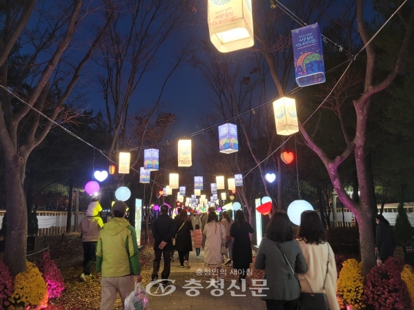 '2021 대전서구힐링 아트페스티벌'에서 마련된 아트빛터널을 관객이 걷고 있다. (사진=권예진 기자)