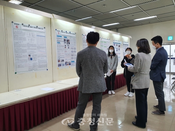 대전송촌고 학생들이 '고교·대학 연계 R&E(과제연구) 전공체험프로그램' 연구에 대해 설명하고 있다.(사진=대전시교육청 제공)