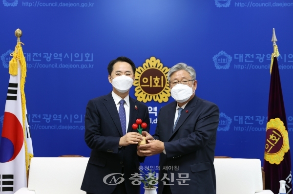 대전시의회 권중순 의장은 23일 시의회에서 대전사회복지공동모금회로부터 사랑의 열매를 전달받았다.(사진=대전시의회 제공)