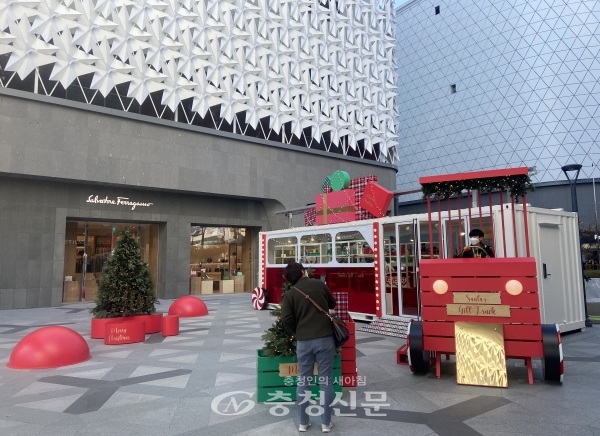 크리스마스가 한 달 앞으로 다가온 24일, 대전 갤러리아 타임월드에 꾸며진 크리스마스 조형물에서 한 모자가 기념촬영을 하고 있다. (사진=한은혜 기자)