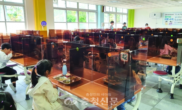 대전지역 한 초등학교 급식실에 칸막이가 설치돼 있다.(사진=이정화 기자).jpg