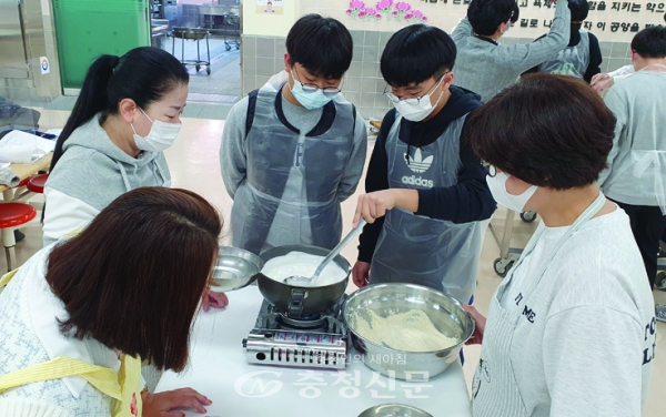 NON-GMO 사업학교인 보문중고등학교에서 학생들이 직접 기른 콩으로 두부를 만들어보고 있다.(사진=이정화 기자)