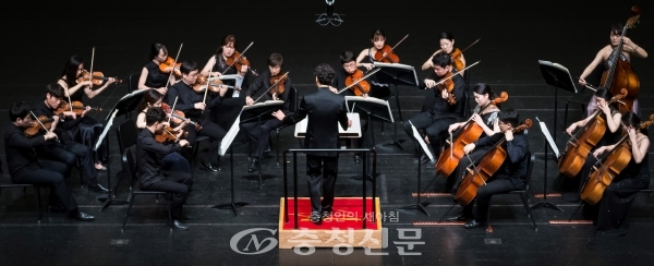 '현으로 하는 예술'이라는 의미로 창단된 오케스트라 스트링디아츠의 2021 정기연주회가 오는 30일 대전예술가의집 누리홀에서 열린다.(사진=주식회사 스펙트럼 제공)