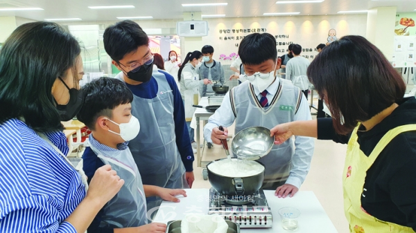 보문중학교 학생들이 직접 기른 콩으로 두부를 만들어 보고 있다.(사진=이정화 기자)