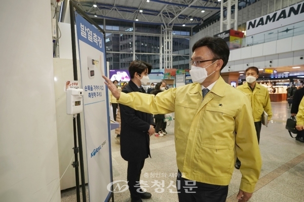 나희승 한국철도 사장(가운데)이 1일 오후 서울역을 찾아 발열측정기, 손소독기 운영 등 방역상황을 점검했다. (사진=한국철도 제공)