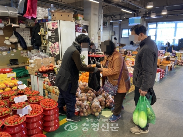 한 소비자가 대전 오정농수산물시장에서 장을 보고 있다. (사진=한은혜 기자)
