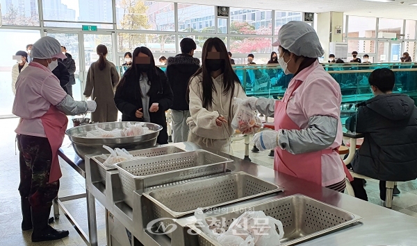 학교비정규직연대회의가 2차 총파업에 들어간 2일 점심시간 대전 서구에 위치한 초등학교 급식실에서 학생들이 빵을 받고 있다. (사진=이정화 기자)