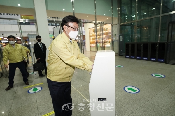 나희승 한국철도 사장이 1일 코로나19 방역 현장을 점검했다. (사진=한국철도 제공)