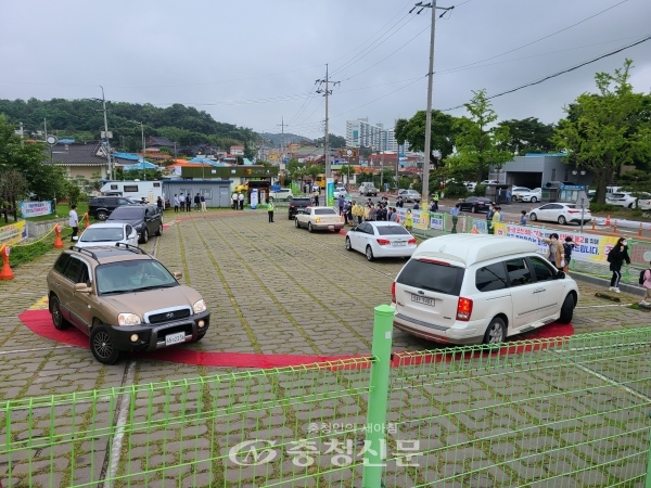 태안초학교에서 어린이들의 안전한 승하차를 위해 차량들이 드라이브스루 방식으로 이동하고 있다. (충남도 제공)