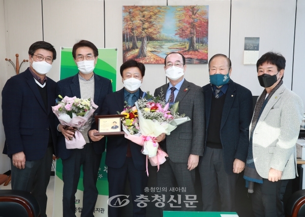 윤용대 대전시의원(왼쪽 세번째)이 13일 용문종합사회복지관장으로부터 감사패를 수여 받았다.(사진=대전시의회 제공)