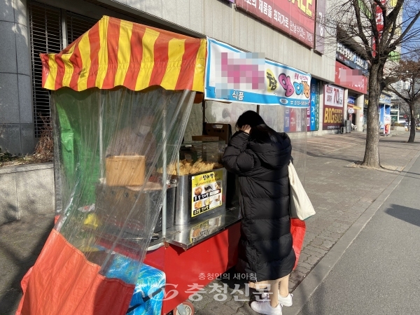 14일 서대전네거리역 근처에서 한 소비자가 붕어빵을 구매하고 있다. (사진=한은혜 기자)