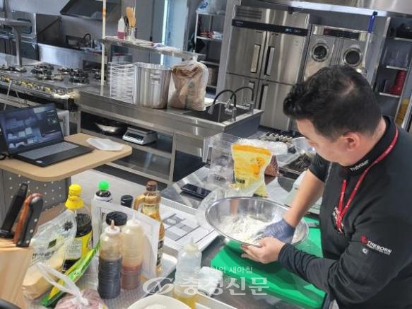 더본외식산업개발원의 요리프로그램에 해외 수강생이 참여해 실습에 나서고 있다. (예산군 제공)