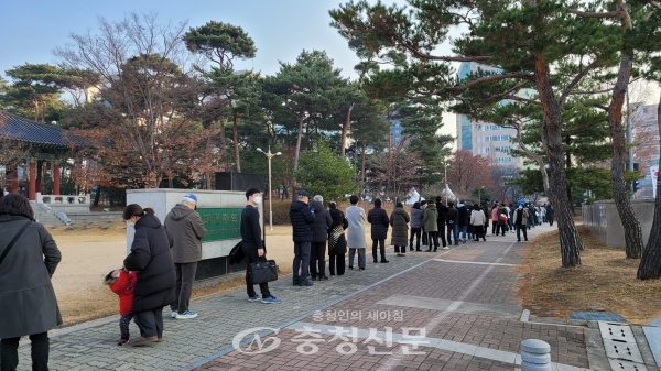 지난 7일 코로나19 검사를 받기 위해 대전시청 선별검사소에서 줄을 서서 기다리는 시민들.(사진=권예진 기자)