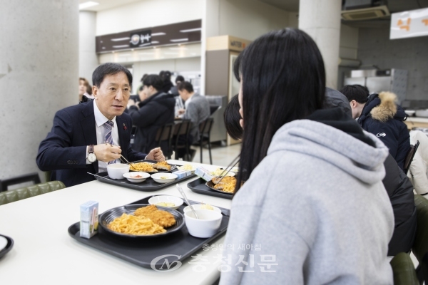 지난 16일 배재대학교 김선재 총장이 '총장님이 쏜다' 이벤트를 열고 학생식당에서 학생들과 소통하고 있다.(사진=배재대 제공)