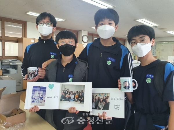 대전 문지중학교 동아리 '새길' 학생들이 직접 만든 국가유공자 앨범을 들어 보이고 있다.(사진=문지중 제공)