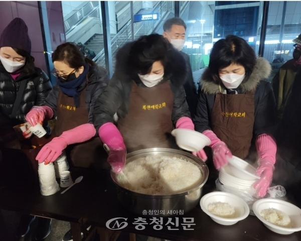 지난 19일 대전역 광장에서 목원대학교회 신도들이 급식봉사를 하고 있다.(사진=목원대 제공)