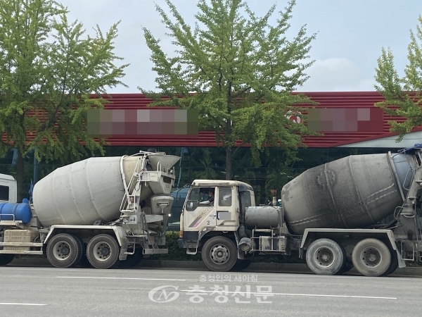 레미콘 차량들이 줄지어 대기하고 있다. 사진은 특정 기사와 관련 없음. (한은혜 기자)