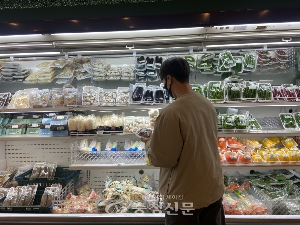 23일 한 소비자가 대전A마트에서 장을 보고 있다. (사진=환은혜 기자)
