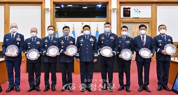 24일 계룡대 공군본부에서 열린 '2021년 공군을 빛낸 인물 시상식'에서 박인호 공군참모총장(왼쪽에서 다섯번째)과 수상자들이 기념촬영을 하고 있다. (사진=공군제공)