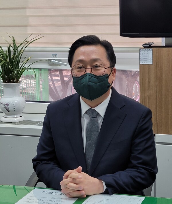 4일 대전시의회 기자실을 찾은 이장우 전 국회의원. (사진=권예진 기자)