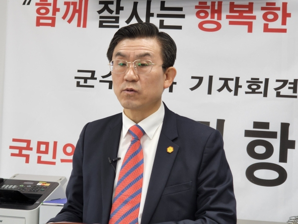 정진항 전 대전시의원(59)이 14일 오전 충북 보은군수 선거 출마를 선언했다. (사진=김석쇠 기자)